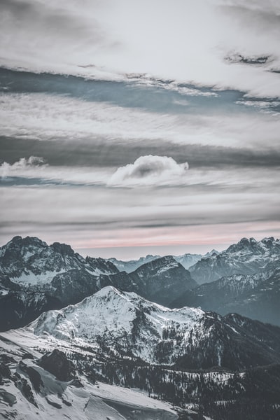 白昼雪山